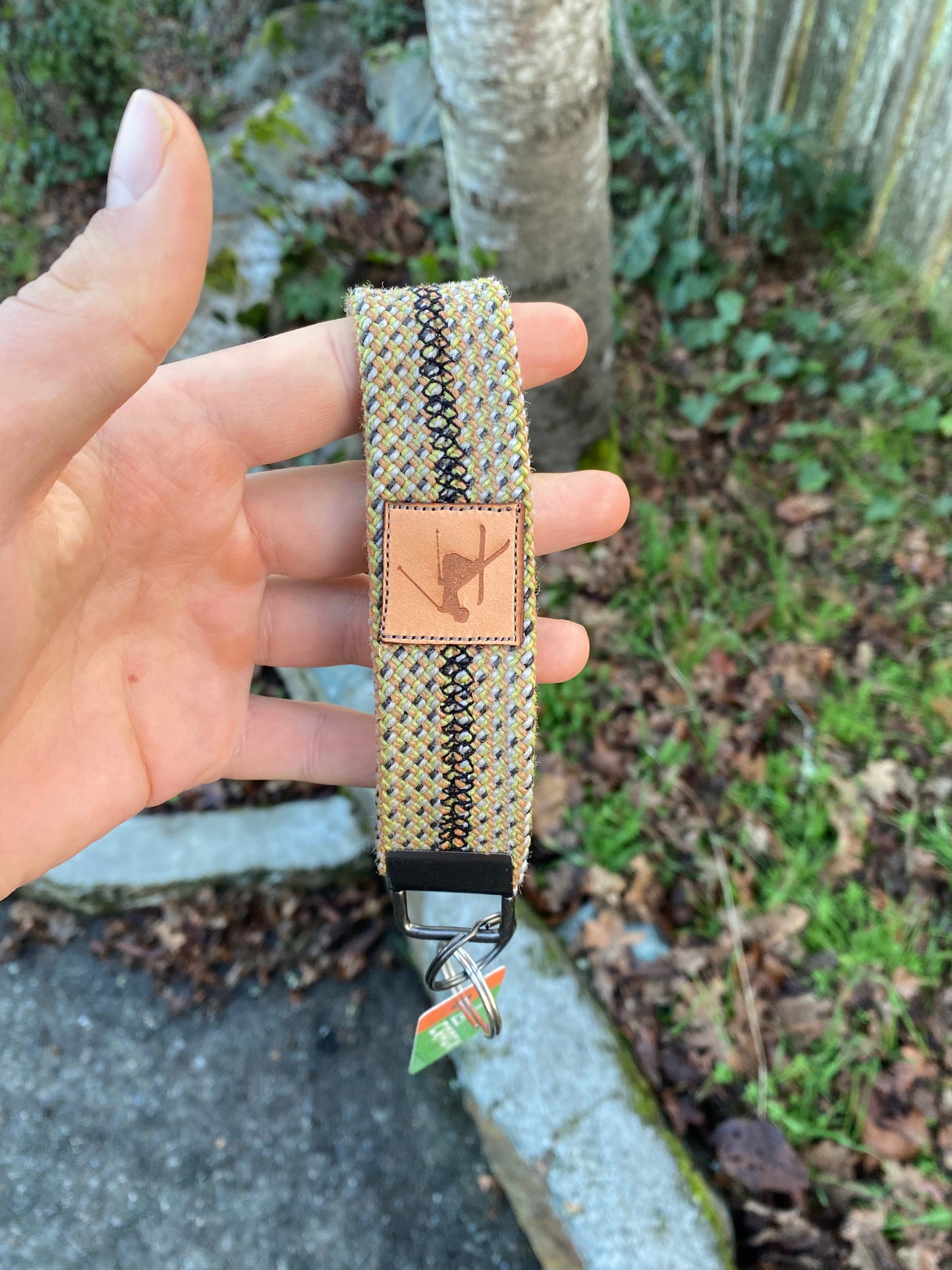 Keychain with genuine leather patch with skier on it and made of recycled climbing rope.